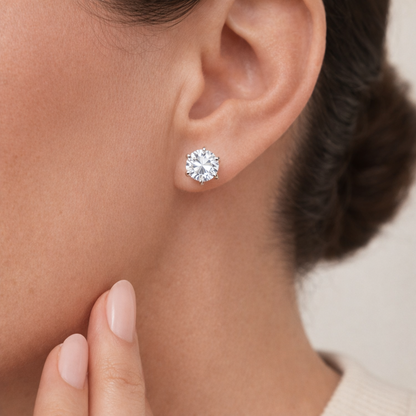 SIDABRO SPALVOS AUSKARAI SU SKAIDRIAIS AKMENIMIS