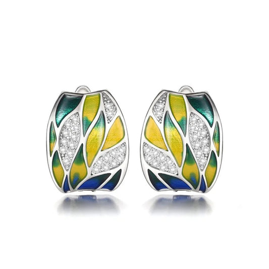 AUSKARAI SU GELTONAI ŽALIAIS RAŠTAIS