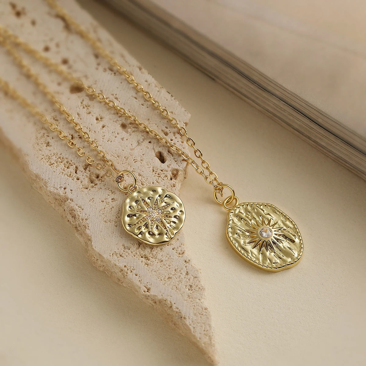 AUKSINĖ GRANDINĖ SU APVALIU PAKABUKU