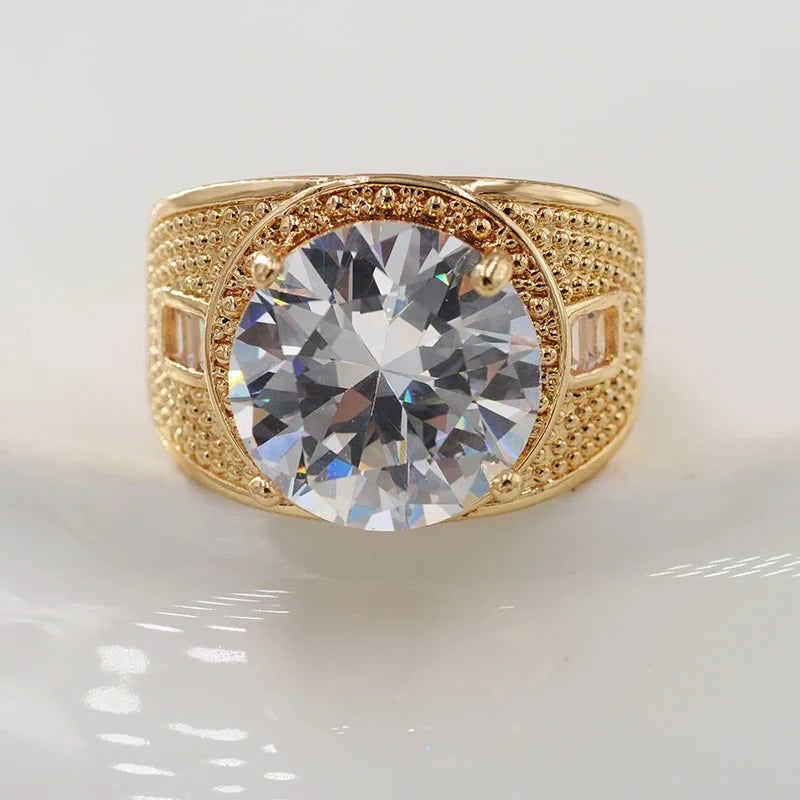 AUKSINĖS SPALVOS ŽIEDAS SU DIDELIU APVALIU CIRKONIU