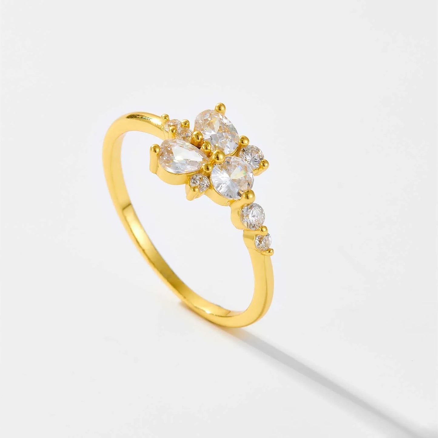 AUKSINIS ŽIEDAS SU SKAIDRIAIS AKMENUKAIS