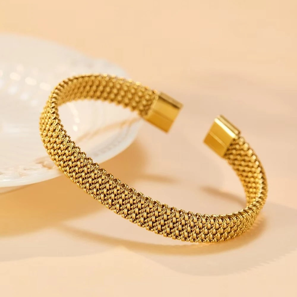 APYRANKĖ SU AUSTU RAŠTU